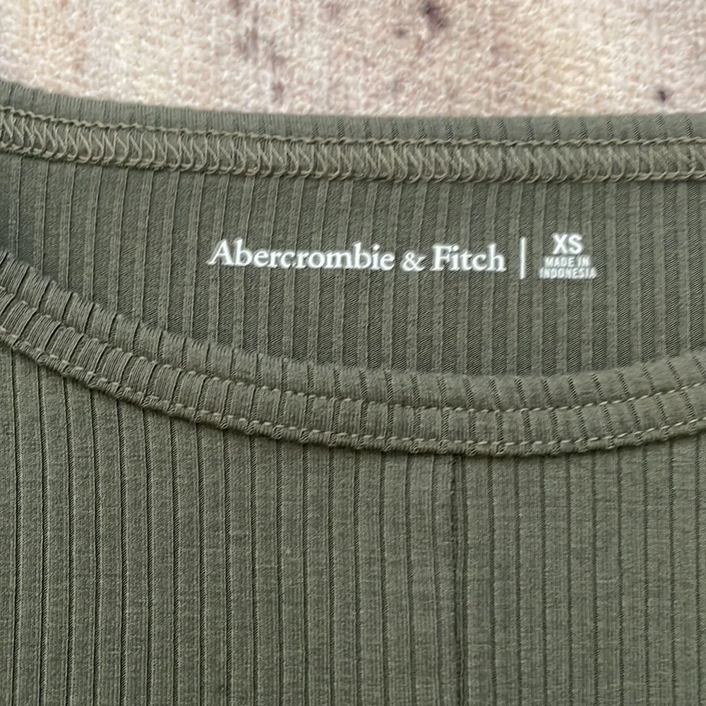 A&F Crop - Picture 2 of 3